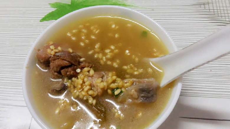 鸭汤泡炒米+#夏天的味道#,加入炒米,鸭汤香香,炒米脆脆,非常好吃。