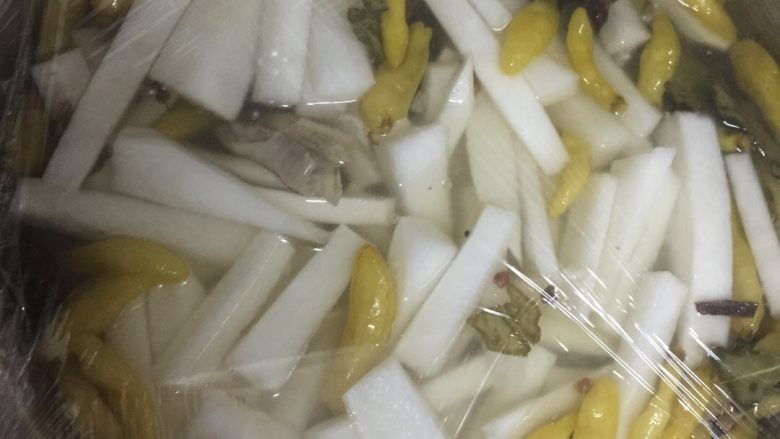 泡椒凤爪的做法,记得要试味道。根据个人喜欢的味道加泡椒。和盐。