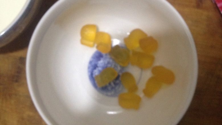 牛奶布丁,一小包QQ糖倒进碗里