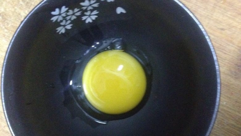 牛奶布丁,<a style='color:red;display:inline-block;' href='/shicai/ 9'>鸡蛋</a>只要蛋黄。打散备用