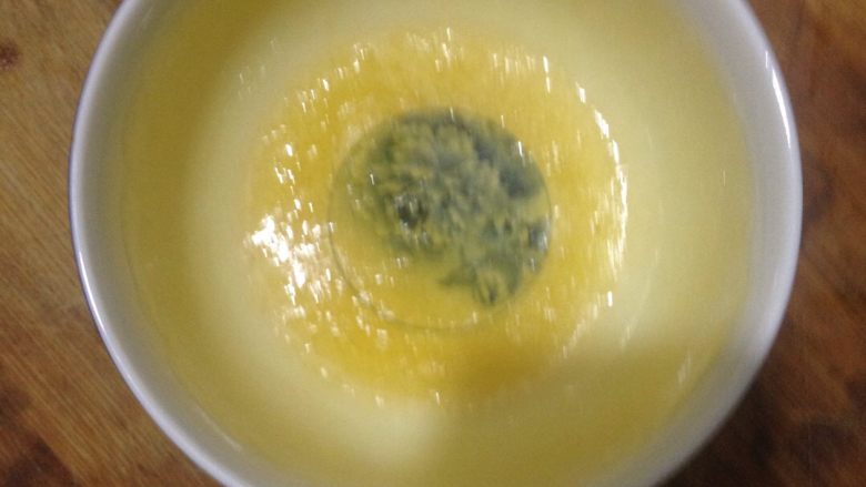 牛奶布丁,步骤二碗里的QQ糖放微波炉里叮30秒。化成糖浆。不要放水。直接放进微波炉里加热