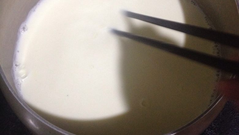 牛奶布丁,将打散的鸡蛋黄慢慢倒进牛奶里。要不停的搅拌。顺时针搅拌