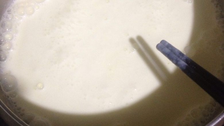 牛奶布丁,微微开锅的时候，把化好的糖浆倒进去。要顺时针不停的搅拌。