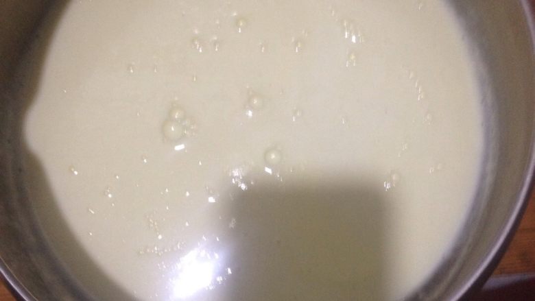 牛奶布丁,搅拌到感觉粘稠了关火。这期间一直要搅拌着。