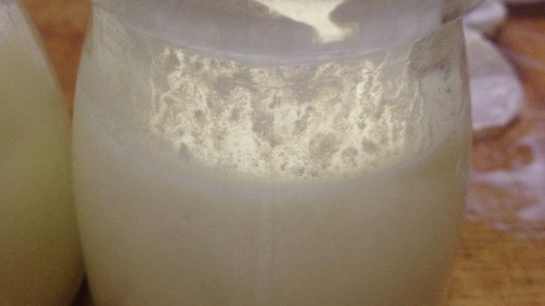 牛奶布丁,装瓶。密封。也可用到碗里用保鲜膜盖好
