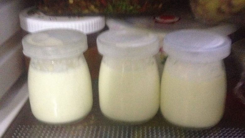 牛奶布丁,最后一步。放进保鲜里冰两到三个小时。就可以。我是晚上做的。做完了放到冰箱里。第二天上午拿出来给孩子吃