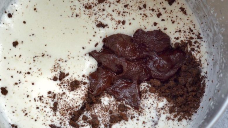 爆红可乐冰激淋蛋糕,打发奶油5分发，放入敲碎的<a style='color:red;display:inline-block;' href='/shicai/ 11036'>奥利奥饼干</a>碎，把剩余的巧克力也到人使用，不要浪费嘛