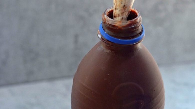 爆红可乐冰激淋蛋糕,装入裱花袋，挤进冻好的瓶子里，一定保证不要有缝隙，把瓶子震多几次，装满盖上盖子，冷藏2个小时