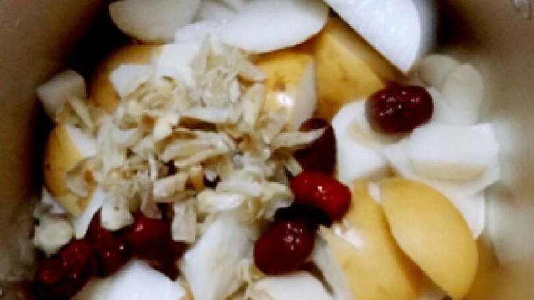 自制秋梨膏+#夏天的味道#,取高压锅红枣百合连水倒入锅中,梨块倒入锅中烧开上气,转中小火慢慢炖至
