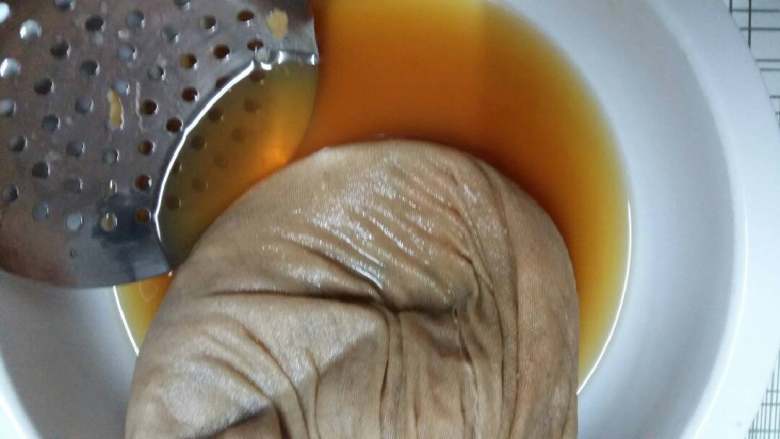 自制秋梨膏+#夏天的味道#,用干净的过网布挤干汁液,继续倒入高压锅