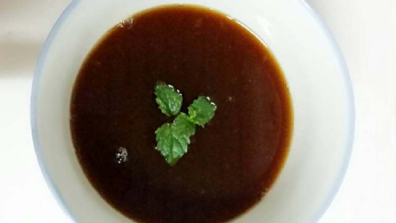 自制秋梨膏+#夏天的味道#,倒入碗中纳凉,4个梨就这么一点点。