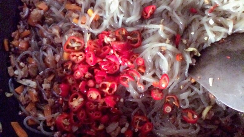 香菇肉沫炒粉丝,爆炒之后放入粉丝,再加入小米椒,小米椒放早了怕会炒烂