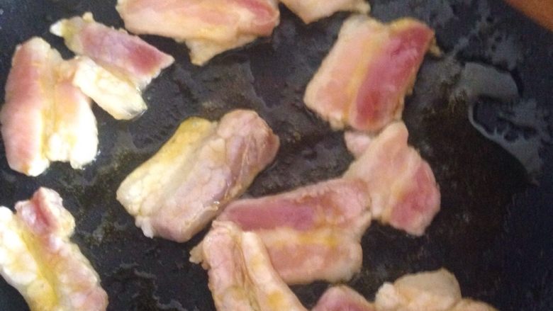 爆腌肉炒青笋片,倒入油后事先炒爆腌肉 再加入白糖