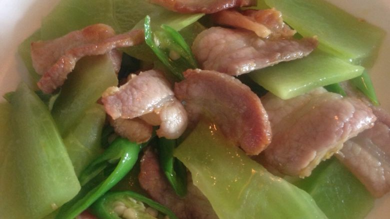 爆腌肉炒青笋片,加入青椒起锅 爆腌肉有一定盐分 试试味道其实不用单独在放盐