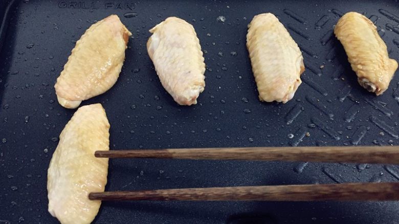 【食在Fastee】火辣辣啤酒奇异果鸡翅,用木筷摆上鸡翅、鸡翅最好同一面啦,不然等会不知道翻面哦~