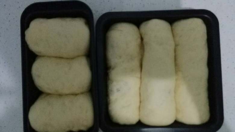 蔓越莓土司面包,二发好了以后,鸡蛋黄加少量水搅拌均匀后,用硅胶刷刷在土司面包表面。放入烤箱中,上下火160度烤30分钟就差不多了(注意:因为我的土司模具没有盖,所以烤20分钟后要打开烤箱,换换位置,上面盖一层吸油纸,要不上表面就火大了)