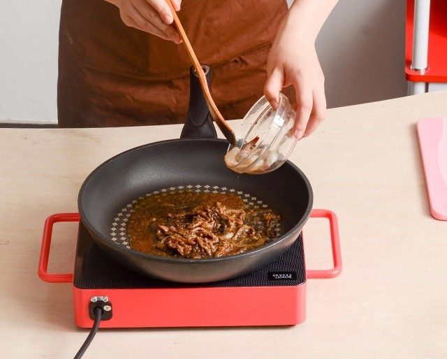 黑椒牛肉丝五彩虾仁炒饭,放入虾仁翻炒片刻