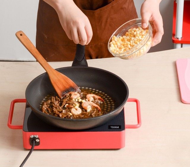 黑椒牛肉丝五彩虾仁炒饭,放入玉米粒继续翻炒