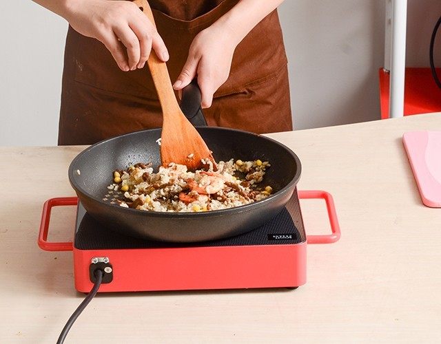 黑椒牛肉丝五彩虾仁炒饭,倒入米饭翻炒均匀即可