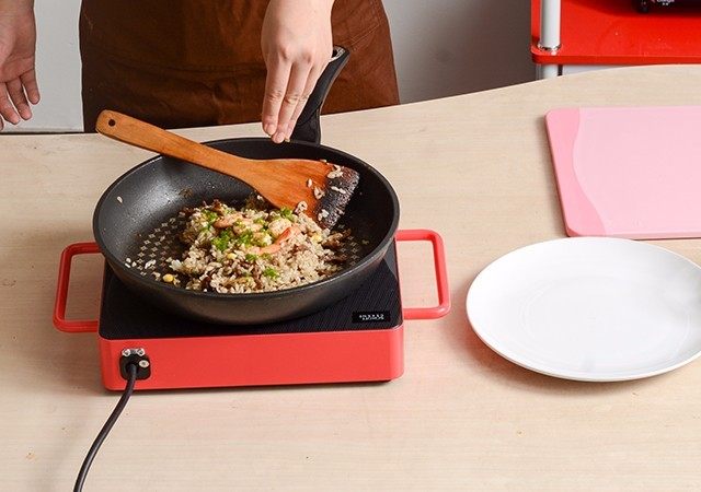 黑椒牛肉丝五彩虾仁炒饭,出锅前撒上葱花