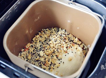 有肉有蛋的大汉堡：培根蛋堡 ,将全部A料揉成光滑面团，再加入B料，继续揉面至果与面混合均匀，面团稍能拉着撑出膜。