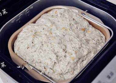 有肉有蛋的大汉堡：培根蛋堡 ,然后盖上面包机的盖子让面团发酵至原来的两倍大。