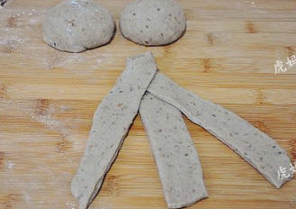 有肉有蛋的大汉堡：培根蛋堡 ,将发酵好的面团取出，揉去气泡，再分割成同等的50克/个的小面剂子。取其中一个擀薄，
   竖着割开均分成三条，顶部不要割断，然后依次叠压编成辫子状。