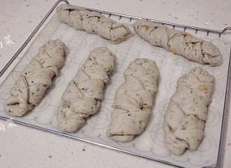 有肉有蛋的大汉堡：培根蛋堡 ,全部编好的辫子面包坯，摆在烤盘中做二次发酵，然后160度20分钟烤焙即可。