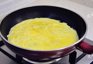 有肉有蛋的大汉堡：培根蛋堡 ,锅中刷一层薄油，倒入打散的鸡蛋液，小火煎至蛋液凝固即可。