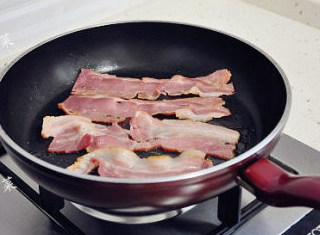 有肉有蛋的大汉堡：培根蛋堡 ,培根直接放入锅中，小火煎熟即可。