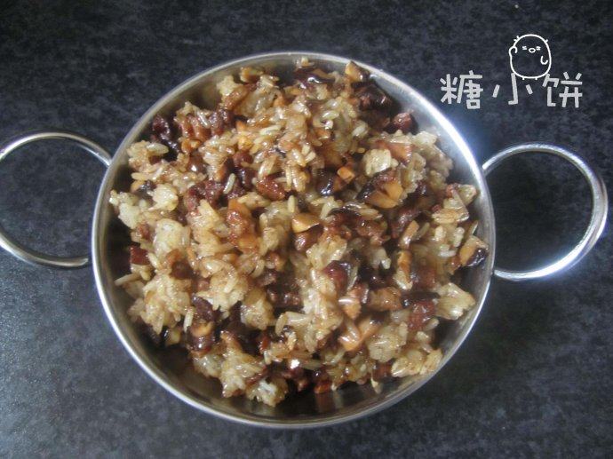 【香菇肉丁糯米烧麦】,香菇泡发切丁,猪瘦肉加酱油料酒腌制后切丁煸透。锅内融化猪油,加糯米炒至微微透明后加香菇和肉丁翻炒,加调味料拌匀
然后再上蒸锅旺火蒸5分钟备用