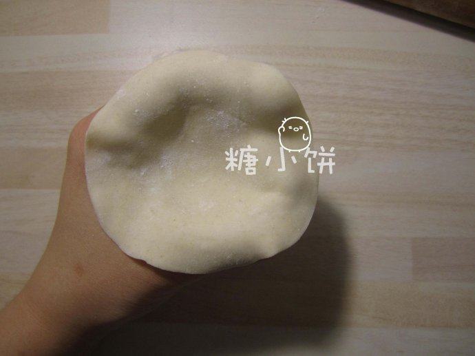 【香菇肉丁糯米烧麦】,揉好的面团醒半个小时候搓条,切分成12G一个的面剂子,擀皮