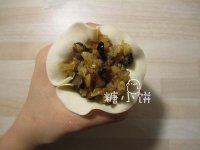 【香菇肉丁糯米烧麦】,擀好的面皮放在一只手的虎口处托住,中间放入20-25G准备好的糯米馅,完成一个生坯
,虎口收拢,捏紧