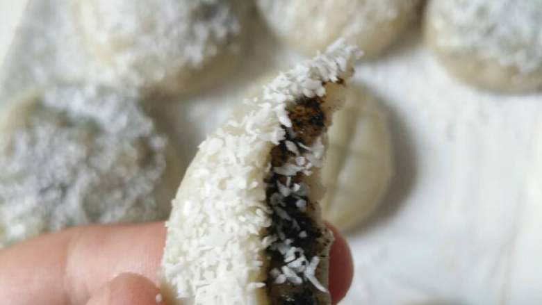 椰蓉奶香芝麻馅饼,椰蓉的香味,牛奶的香味,和芝麻的香味混合一起了!又Q弹很好吃!
