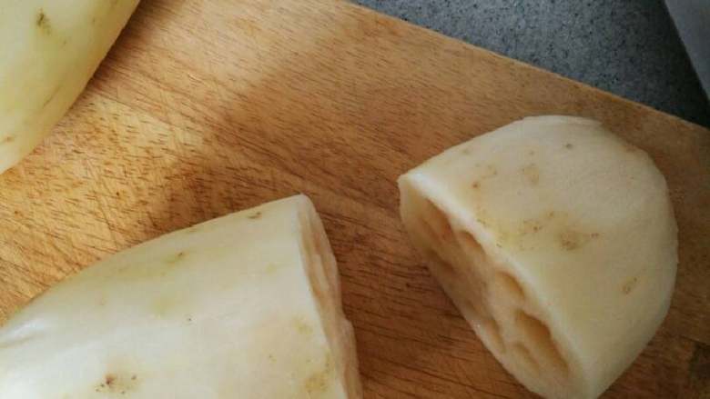 冰糖桂花糯米藕,在藕节粗的一端5cm处切开