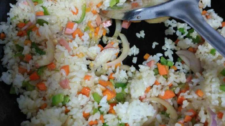 炒饭,把米饭倒进去,米饭提前用饭铲子弄散一些,上色比较均匀