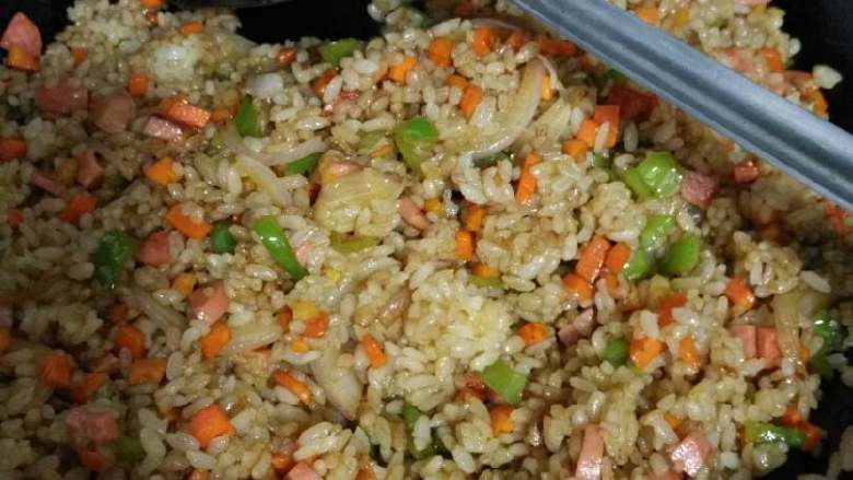 炒饭,米饭翻炒几下放耗油或味极鲜,觉得颜色不够的宝贝们可以再加点酱油,别倒多了,倒多了就变成黑的了,哈哈