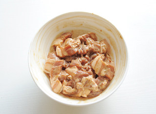 一口酥香超解馋【炸酥肉】 ,加入干淀粉充分抓匀,腌至少20分钟;