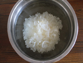 #夏天的味道#大鱼大肉后的小调剂——银耳雪梨羹,银耳提前用清水泡发至少24小时，入天热中途多换几次水。