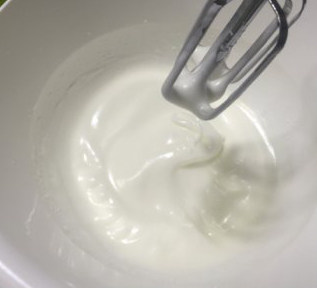 特浓抹茶蛋糕卷 ,蛋白分两次加入细砂糖以中低速打发至滴落的蛋白不会轻易消失(湿性前的状态)