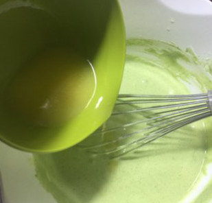特浓抹茶蛋糕卷 ,将黄油微波或隔水加热至融化,趁热倒入面糊中,仍然以手抽切拌均匀