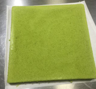 特浓抹茶蛋糕卷 ,出炉后立即将烤盘从30CM高处摔向操作台震出底部热气,连同烤盘置晾网晾至微温时倒扣脱模