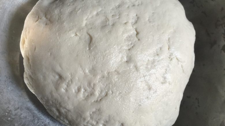 香菇酱肉包,和面:用温水加入酵母调匀,再把酵母水放入面粉里,和好后等待发酵。