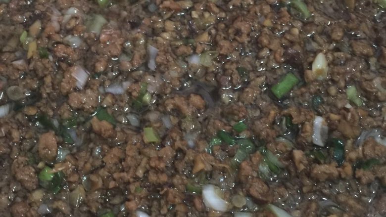 香菇酱肉包,等待面粉发酵的过程中把馅料准备好,先用油把肉炒香,放入<a style='color:red;display:inline-block;' href='/shicai/ 718'>料酒</a>,再加老抽生抽,放入香菇,起锅时放入葱,拌匀起锅。