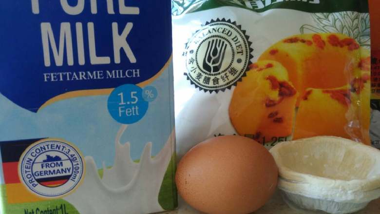 蛋挞,牛奶加糖 加热至糖融化
冷却至室温 加入<a style='color:red;display:inline-block;' href='/shicai/ 15'>蛋黄</a>和<a style='color:red;display:inline-block;' href='/shicai/ 548'>低筋面粉</a>