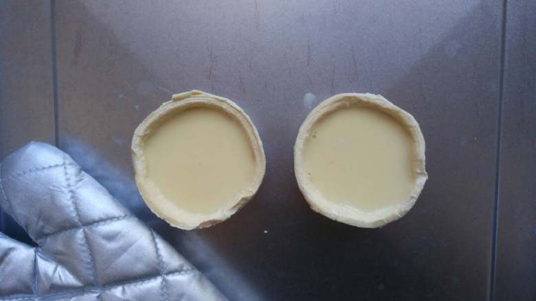 蛋挞,将挞水加入挞皮中  七分就可以啦