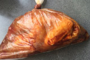 来一只妖娆的烤鸡,将鸡和腌料装入保鲜袋中按摩均匀,冷藏过夜,最好24小时,期间可取出多次按摩
