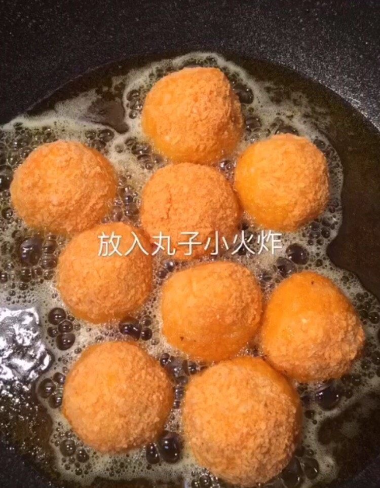 剩米饭芝士球,放入丸子炸3~5分钟