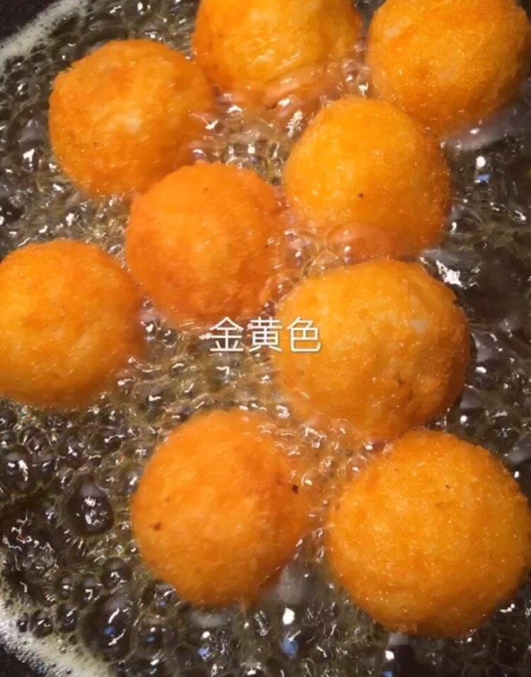 剩米饭芝士球,炸至金黄色捞出