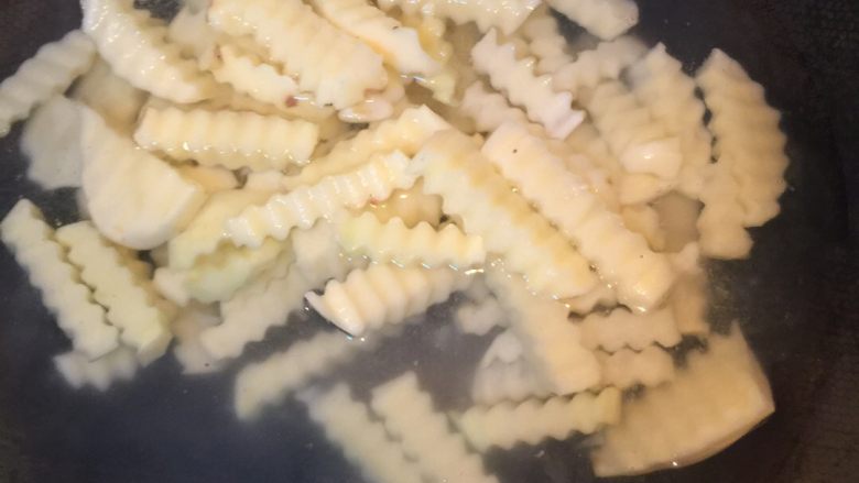 家常烧烤味土豆,过热水2分钟,捞出备用,最好冷藏下,这样会炸的脆点